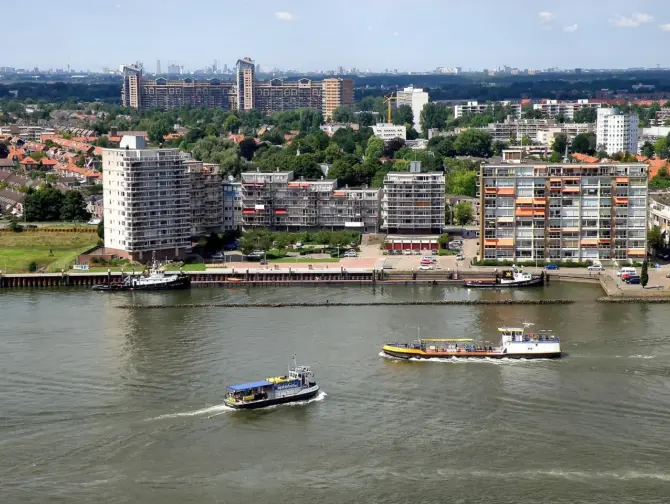 Luchtfoto van de skyline van Zwijndrecht aan de Oude Maas met de waterbus, de thuisbasis van ICT-bedrijf BLOKES IT in de Drechtsteden.