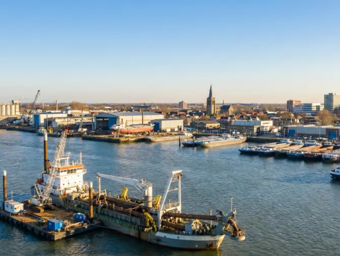 Zicht op de industrie en havens van Sliedrecht vanaf de rivier de Merwede, focusgebied voor ICT-bedrijf BLOKES IT