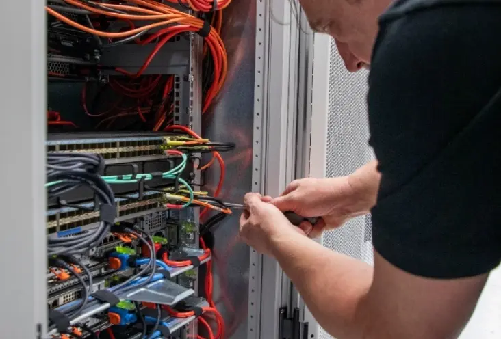 Professionele ICT infrastructuur en beveiliging in een technische ruimte bij een logistiek bedrijf in Ridderkerk