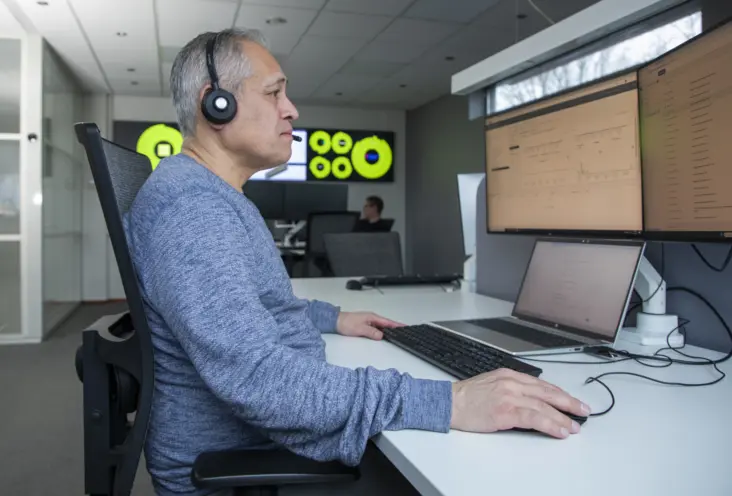 IT specialist van BLOKES IT monitort proactief netwerken en werkplekken vanuit kantoor Zwijndrecht